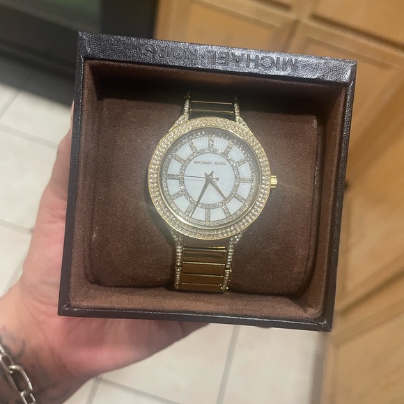 Mk watch never used got it for a birthday gift.